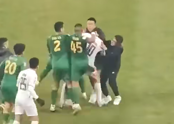 港將梁諾恆(2號)試圖阻止隊友出手。(影片截圖)