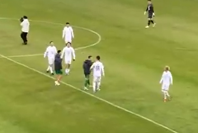 浙江後備球員賽後先與武里南聯球員爭執。(影片截圖)