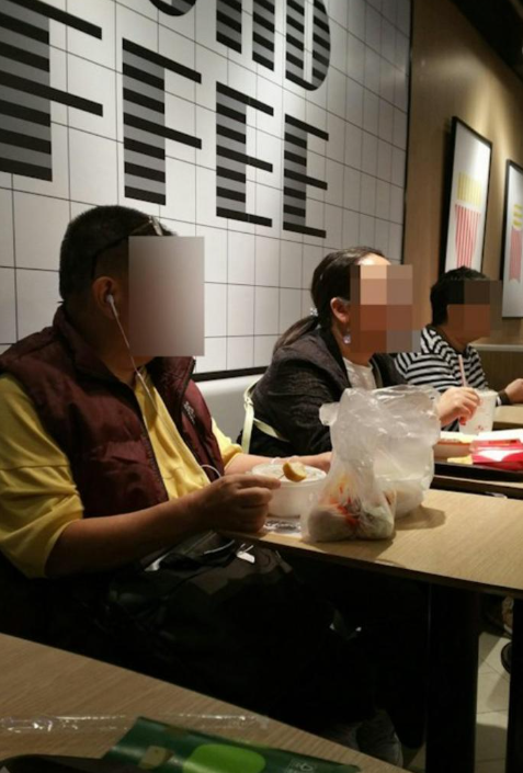 早前,上水麥當勞就驚見一個厚面皮大叔,不但帶同魚蛋燒賣大搖大擺走入店內進食,更自備XX慢慢歎,引來食客及網民不滿。(圖片來源:Facebook@祥龍圍邨&清河邨)