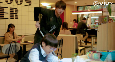 早前,有網民就在上水麥當勞驚見一個厚面皮大叔。(圖片來源:ViuTV《季前賽》劇照)