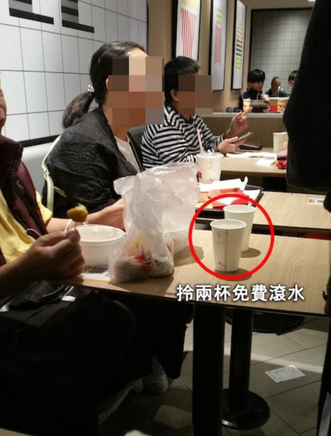 除了自備魚蛋燒賣外,大叔更早有準備地帶同一個普洱茶包,主動問麥當勞職員索取兩杯滾水沖茶包。(圖片來源:Facebook@祥龍圍邨&清河邨)