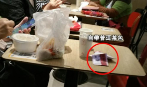 照片中可見大叔坐在兩位食客旁邊,其他兩位食客均在食麥當勞的食品,而大叔的桌面則放有一碗發泡膠兜裝著的魚蛋燒賣,兩袋疑似是麵包的膠袋,以及兩隻沖茶包用的麥當勞紙杯,由行入麥當勞到食包全程0消費。(圖片來源:Facebook@祥龍圍邨&清河邨)