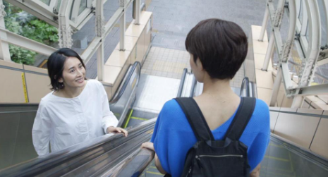 從他的照片中,可見所有乘客在乘坐自動電梯時,均習慣性地站在右手邊,留出左邊的通道讓趕時間的行人行走。這個現象令事主大為震驚,更以「香港人的素質也好太多了吧!」發文。(圖片來源:小紅書)