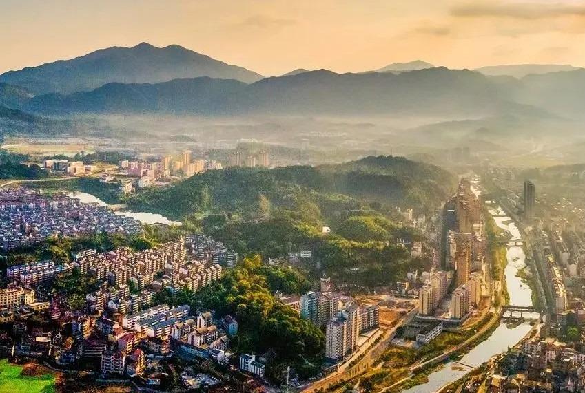 資溪這個小縣城只有13萬人口,發展麵包行業後,卻走出了160多戶千萬富翁,20多戶億萬富翁,6成農民純收入來自麵包產業。(網上圖片)