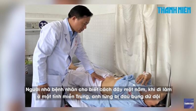 醫生為男子治療膽結石。(互聯網)