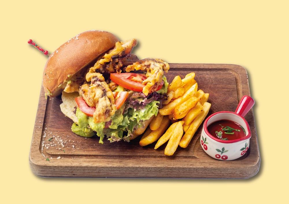 牛油果香酥珍寶軟殼蟹漢堡 HK$118|大廚特調出惹味香口的牛油果醬,再配上香酥脆炸的珍寶軟殼蟹,置於巨大漢堡包之中,份量大,味道更是滿足。