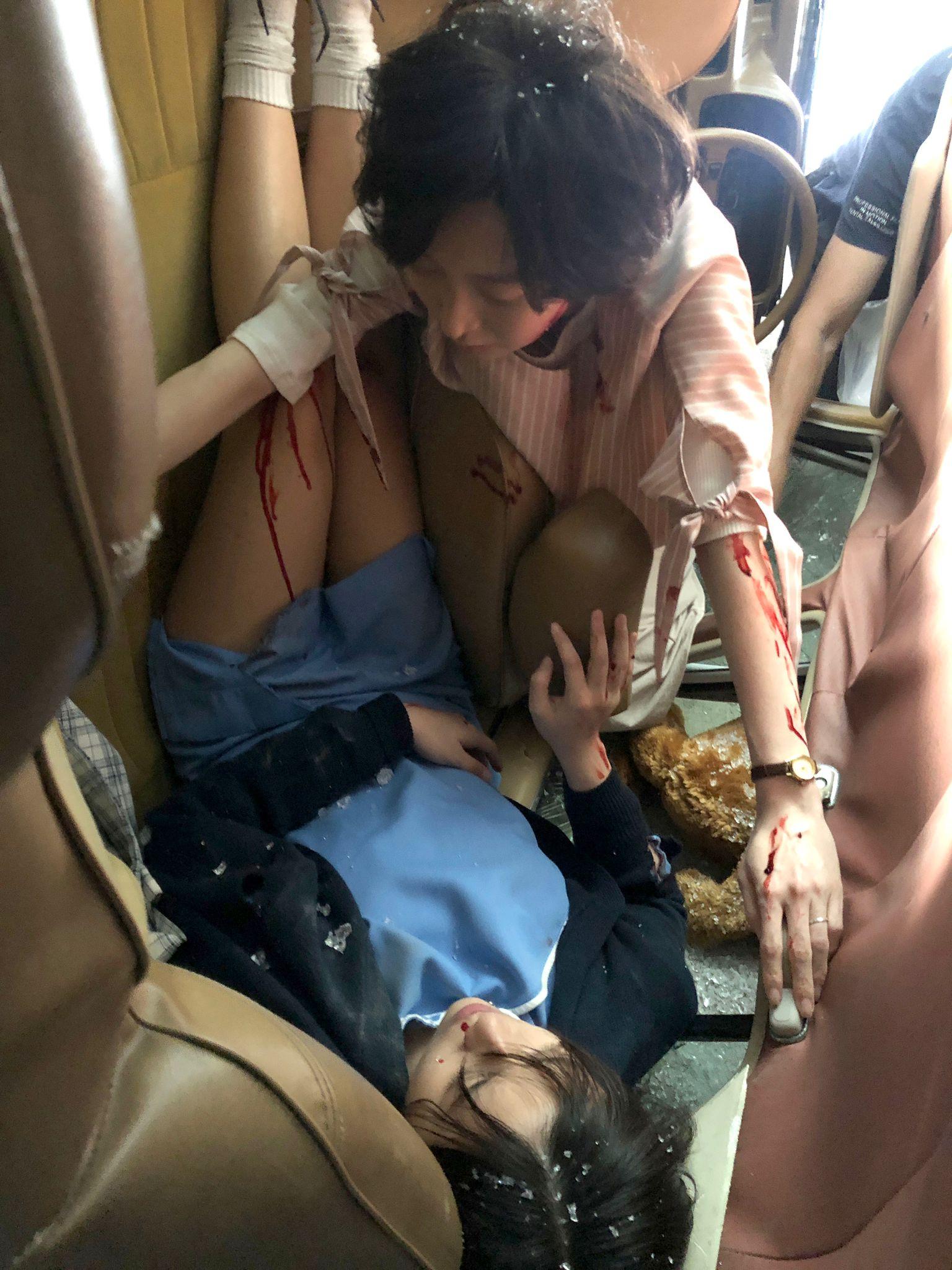 周家怡、楊偲泳被逼瑟縮在狹隘的車廂,動彈不得。