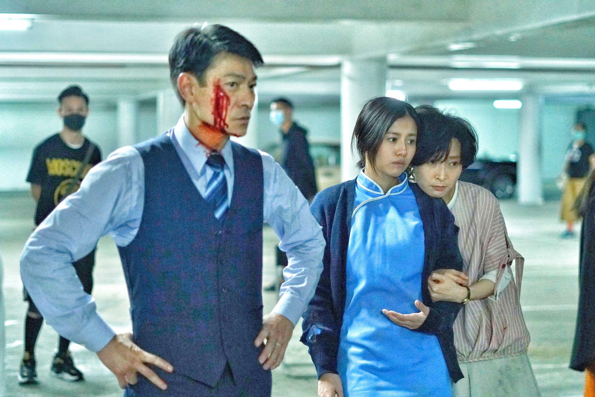 在電影《金手指》中,劉德華與妻女周家怡、楊偲泳墮入險境。