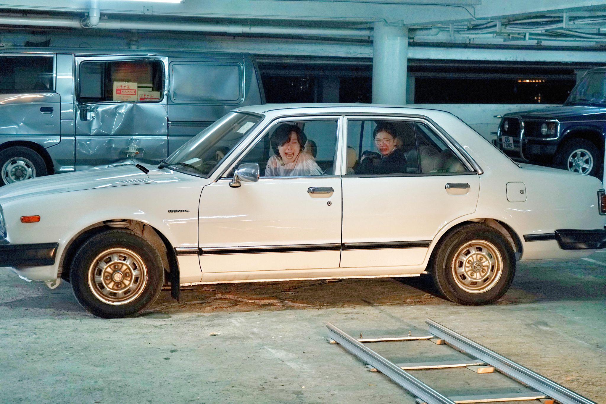 在電影《金手指》中,劉德華與妻女周家怡、楊偲泳墮入險境。