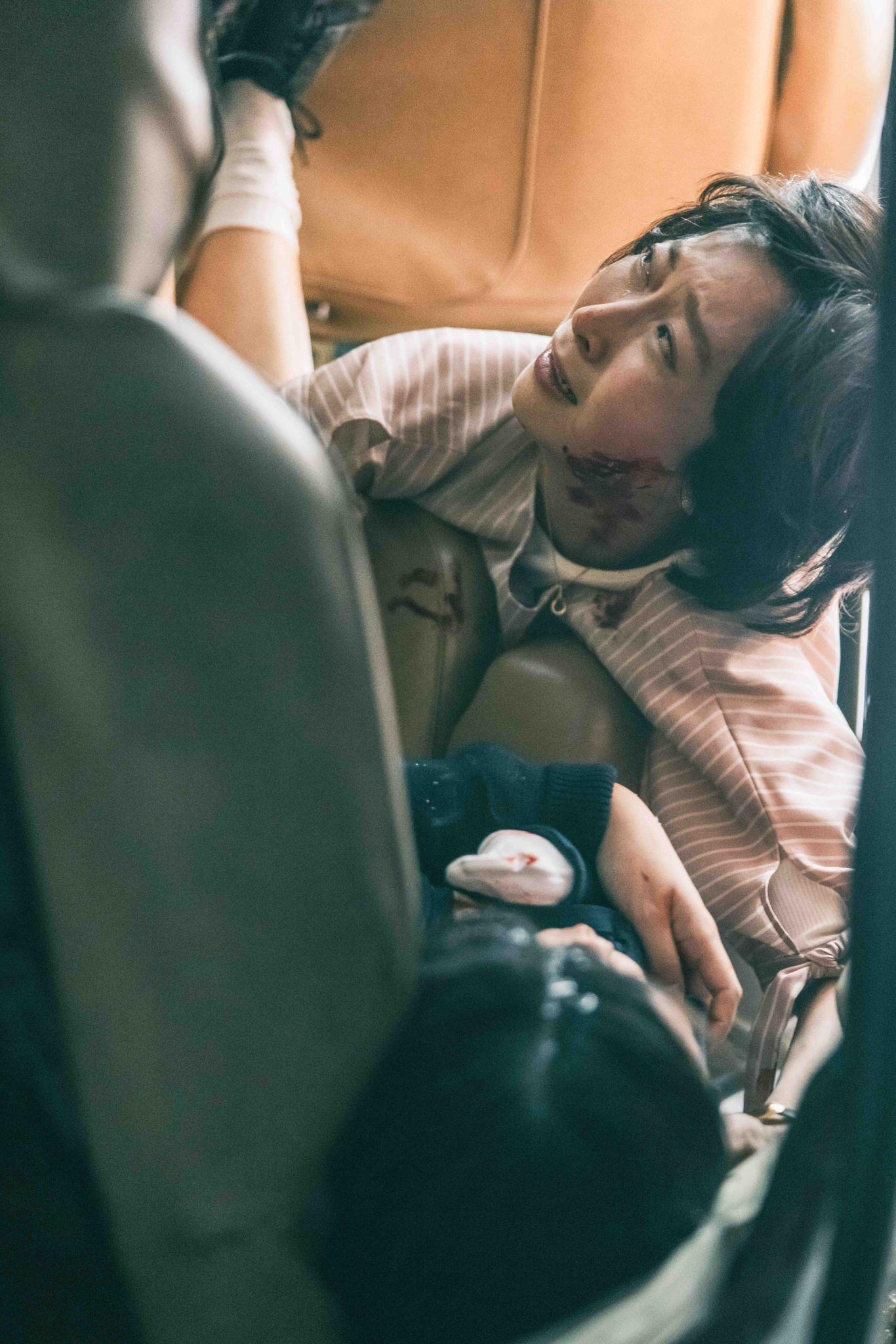 周家怡、楊偲泳被逼瑟縮在狹隘的車廂,動彈不得。