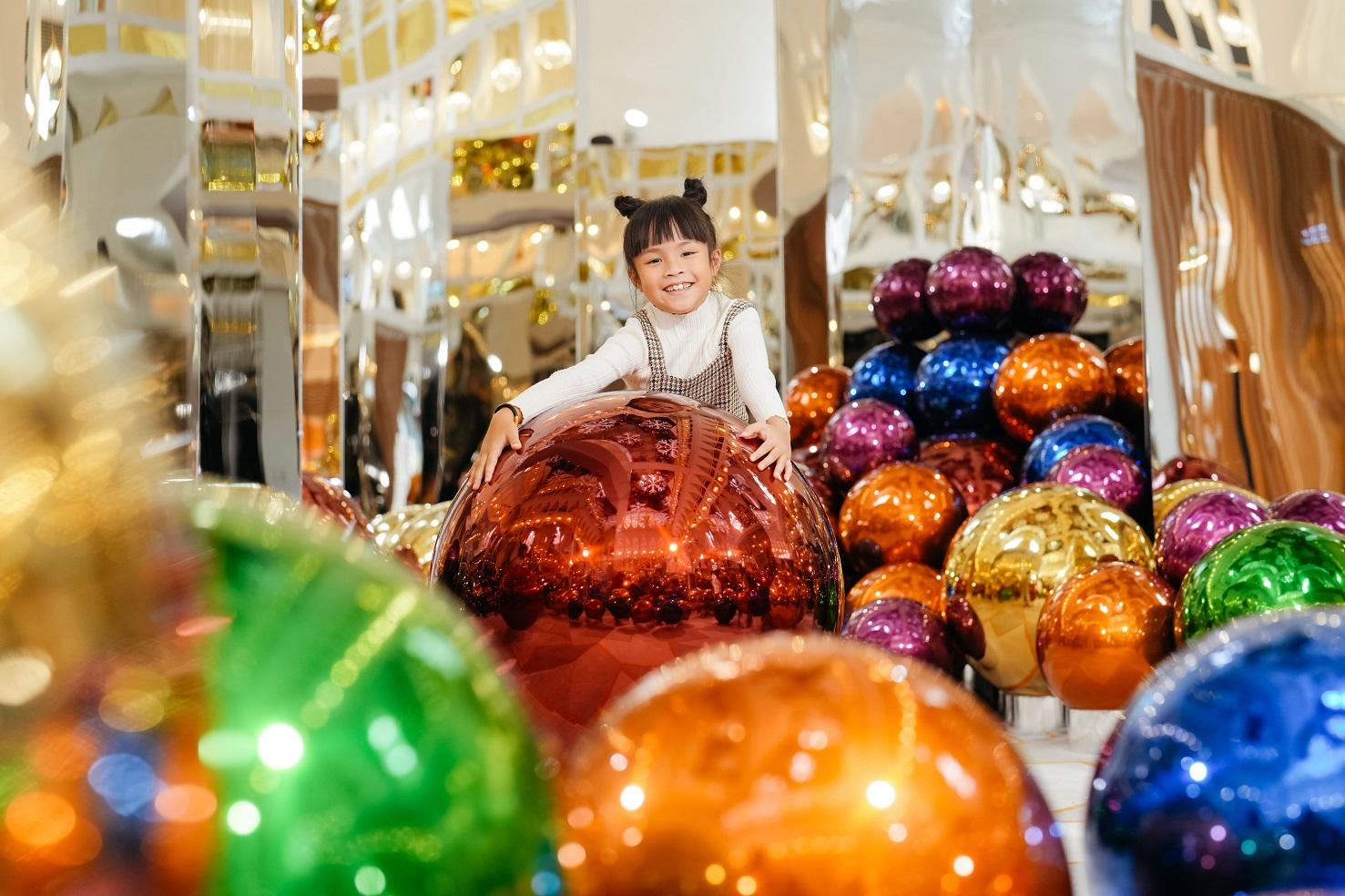 鏡子折射下極具錯視效果。