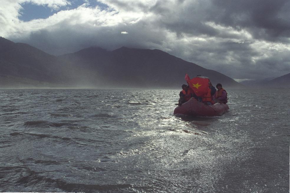 1998年,科考人員在雅魯藏布江大峽谷入口處的米林縣派鎮。(圖片來源:視覺中國)