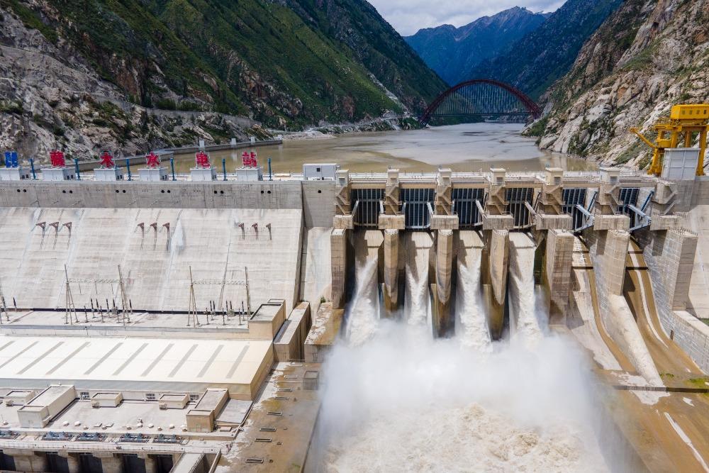 雅魯藏布江蘊藏巨大水能資源,圖為江上的藏木水電站。(圖片來源:視覺中國)