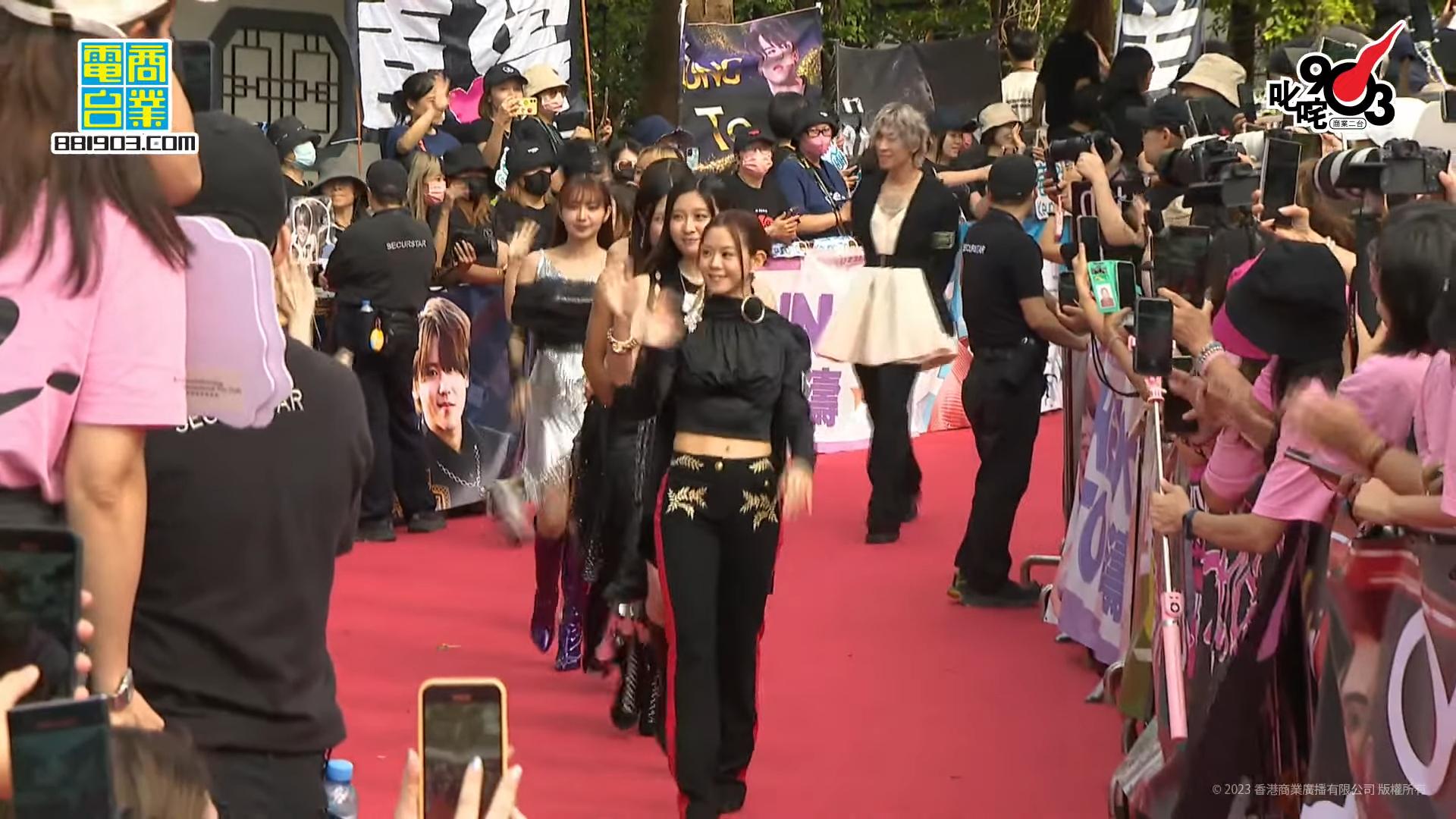 馬天佑以女裝示人,他在COLLAR身後儼如是隊友之一。