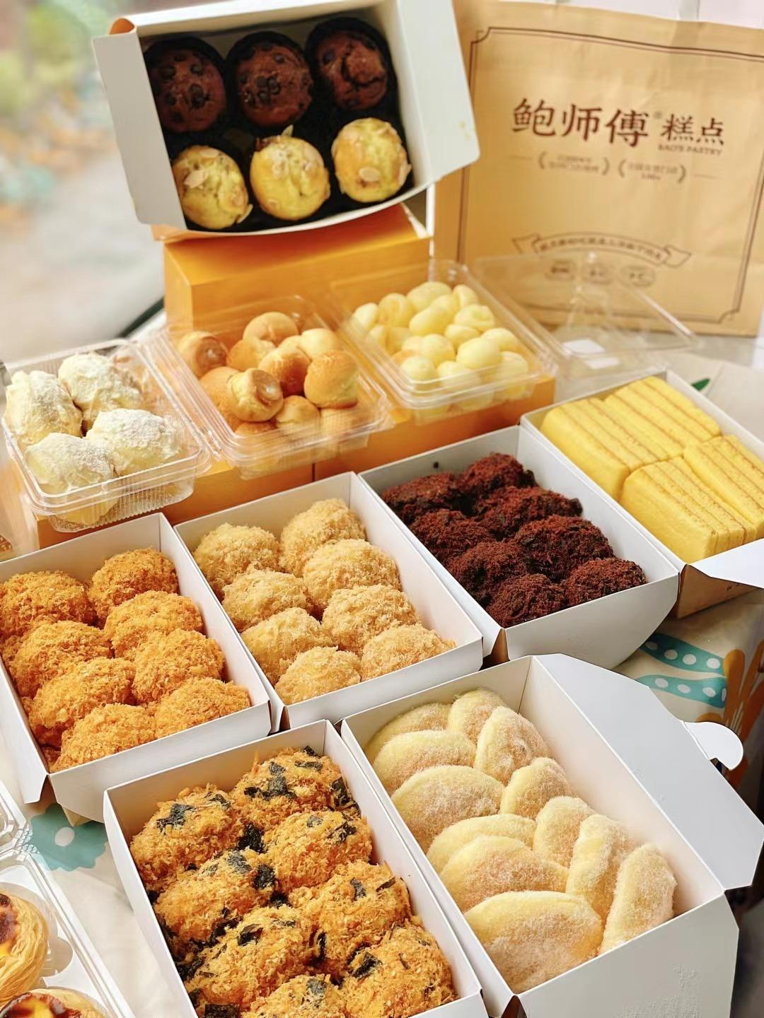 鮑師傅的肉鬆小貝以優質食材及鬆軟酥脆口感聞名,官方稱一年可賣出一億個小貝。(圖片來源:鮑師傅糕點@微博)