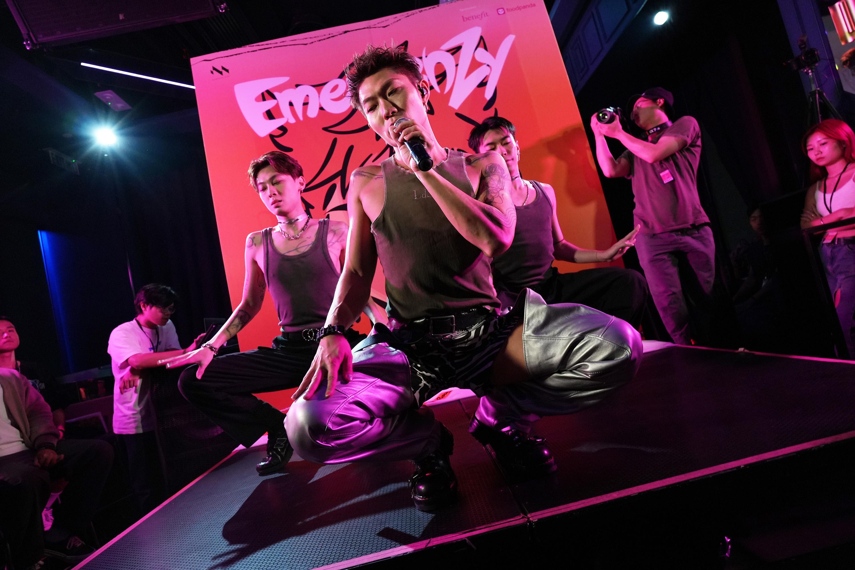 Zelos黃凱逸在台上使盡渾身解數又跳又唱。