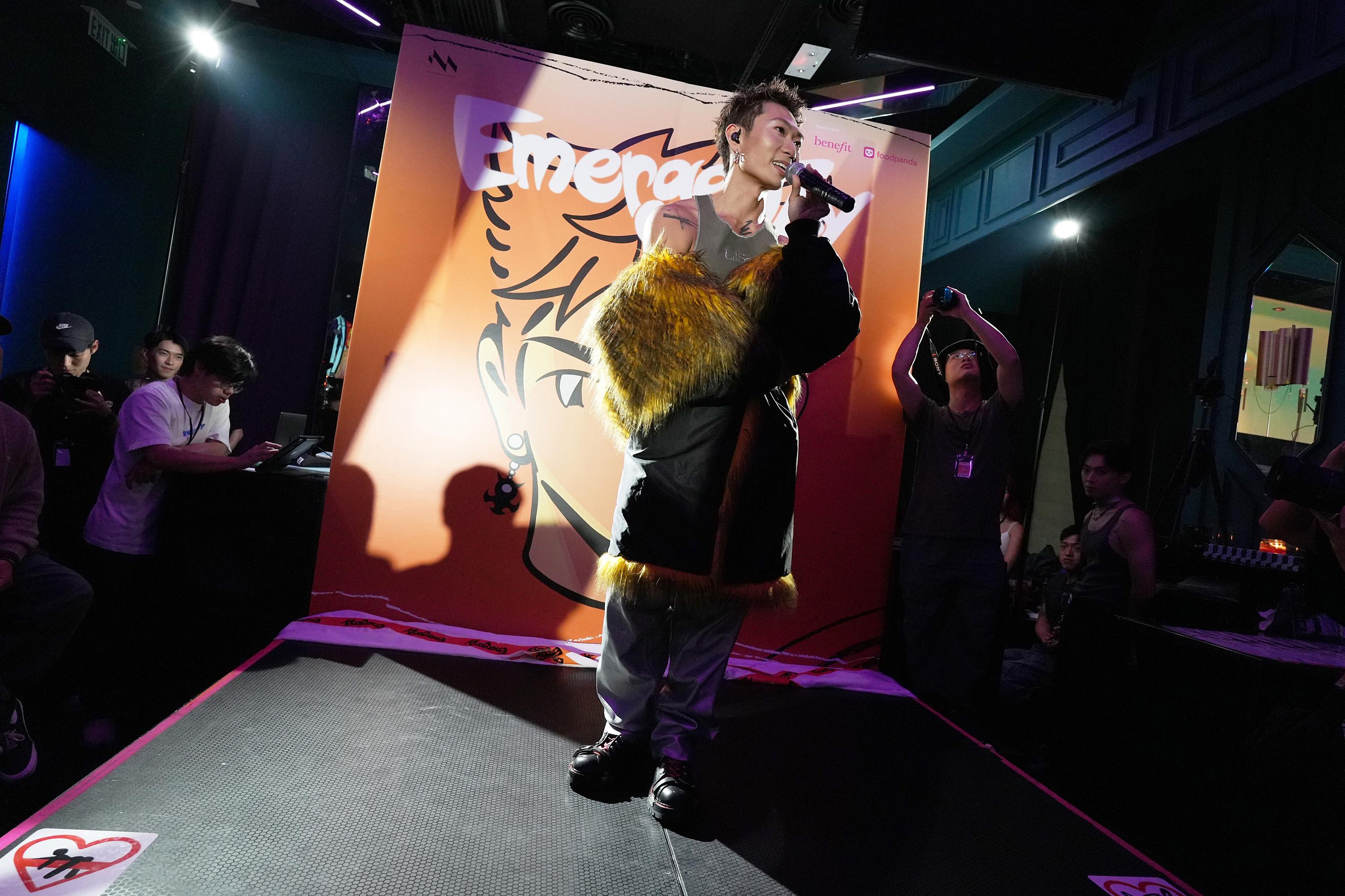 Zelos在發布派對上先以「有毛無翼」的造型登場。