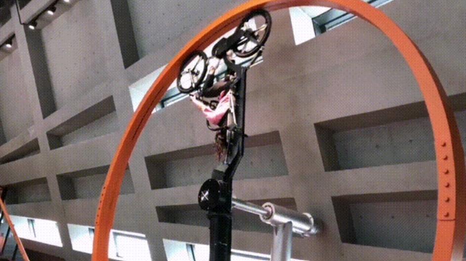 龍崗科技館的360°自行車,模擬航天員在無動力狀態下倒立狀態,遊戲挑戰膽量。 (網上圖片)