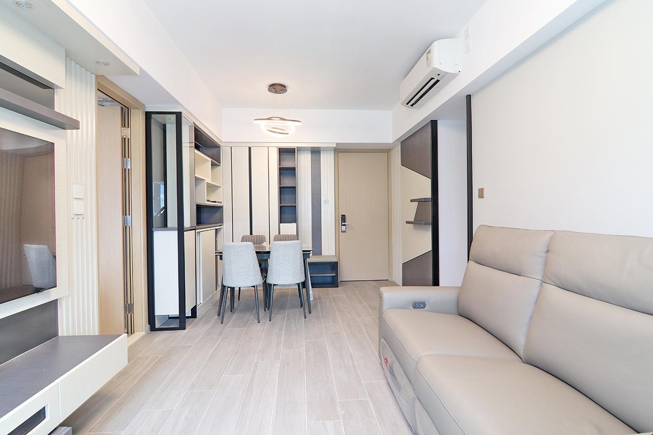 全屋以柔和的淺木色作基調,加上黑白灰的配搭,令室內空間線條更見分明