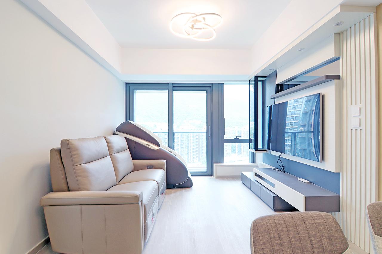 全屋以柔和的淺木色作基調,加上黑白灰的配搭,令室內空間線條更見分明