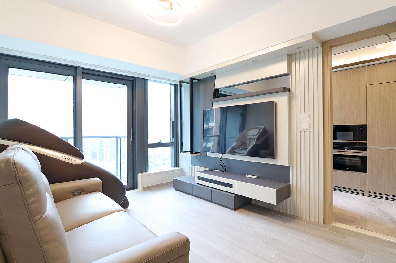 全屋以柔和的淺木色作基調,加上黑白灰的配搭,令室內空間線條更見分明