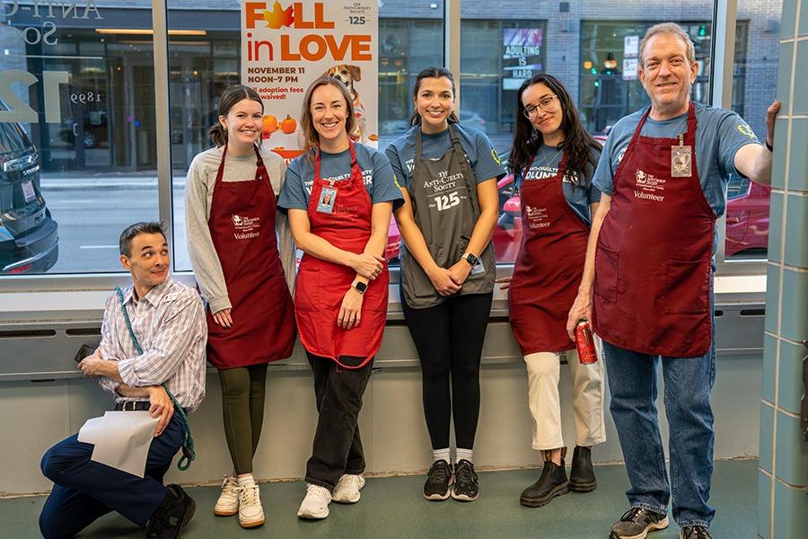 動物收容所「The Anti-Cruelty Society」職員及義工。(The Anti-Cruelty Society@FB)