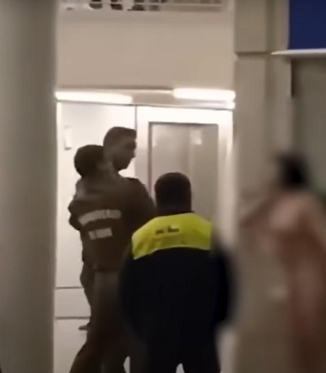 攻擊機場職員及憲兵。(YouTube)