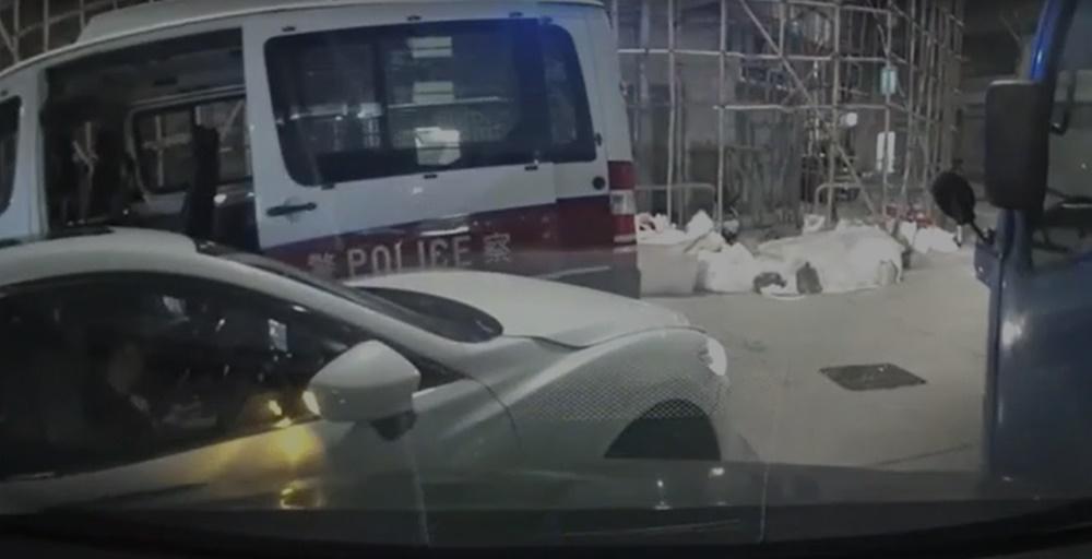 私家車突然開車先撞向警車車門。(電視截圖)