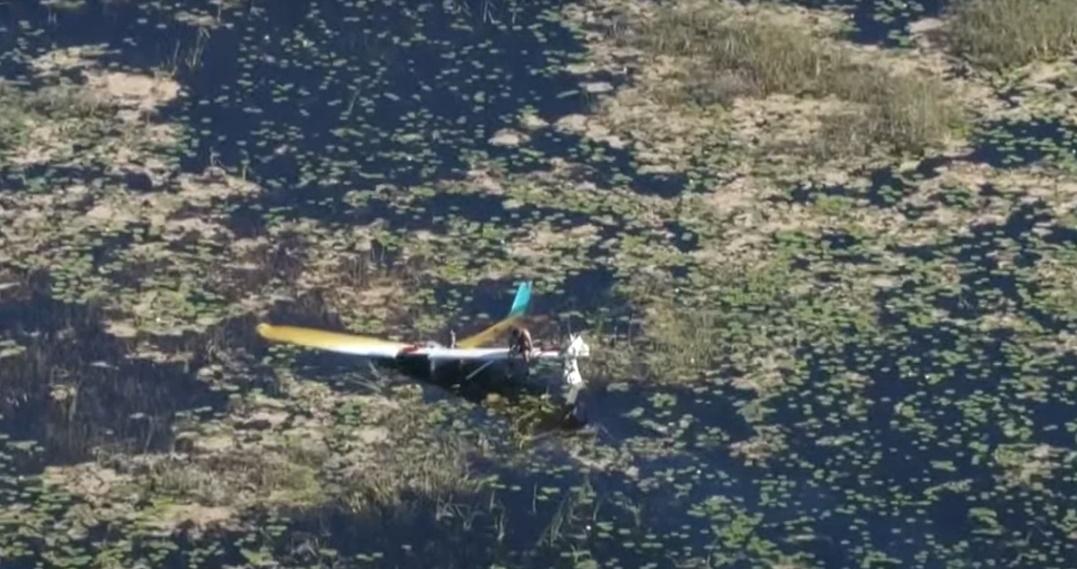 由於他位處沼澤正中央,這裡出名有許多鱷魚,導致救援人員無法立即將他救出。(YouTube)