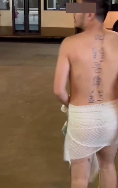 半裸男胸前及背上均寫有「叫雞吾俾錢」,在鬧市中被人喝令遊街。(香港江湖日報之ON9限定2.0 水區🇭🇰@FB)