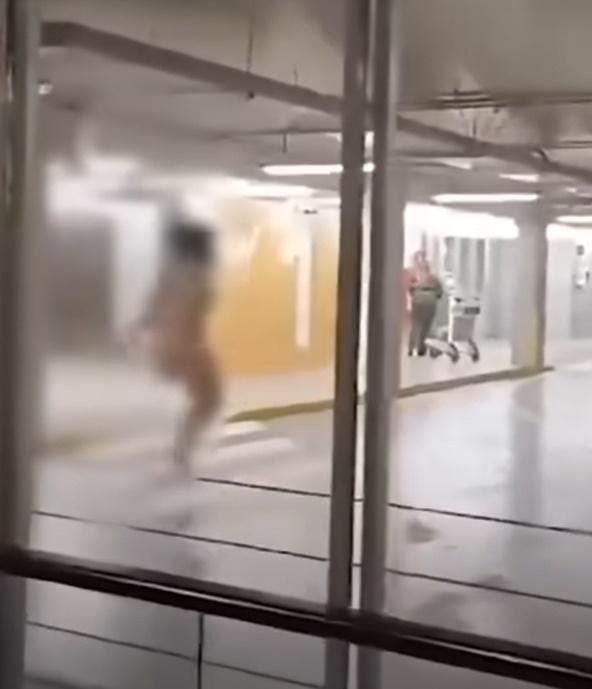 她在原地上下亂跳。(YouTube)