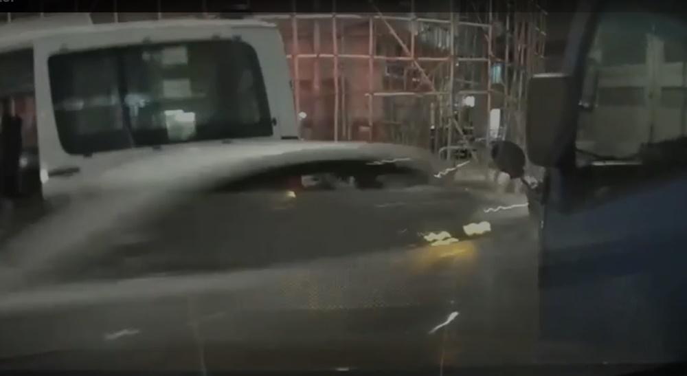 由警車及一輛客貨車之間衝出。(電視截圖)