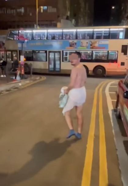 背後有人正拍攝半裸男,並以夾雜粗言穢語推撞他向前走。(香港江湖日報之ON9限定2.0 水區🇭🇰@FB)