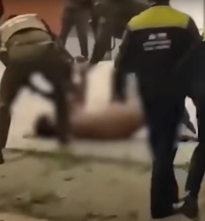 最終由多名憲兵制服地上並拘捕。(YouTube)