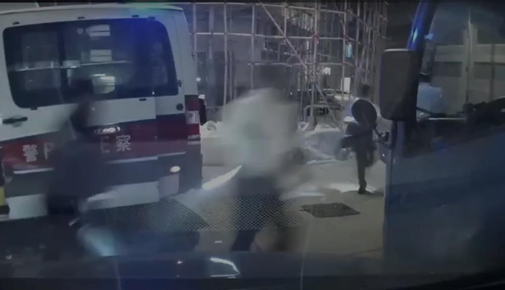 警員追截。(電視截圖)