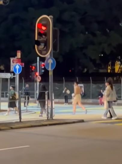 半裸男沿花園街轉彎走到亞皆老街,再過馬路前往洗衣街。影片在此結束。(香港江湖日報之ON9限定2.0 水區🇭🇰@FB)