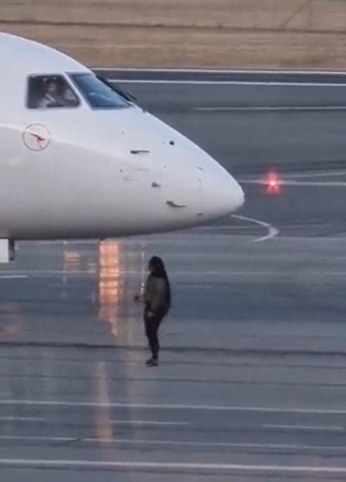 目擊者指,幸好機長得知情況後及時關閉引擎,沒有造成任何人員受傷。(X)