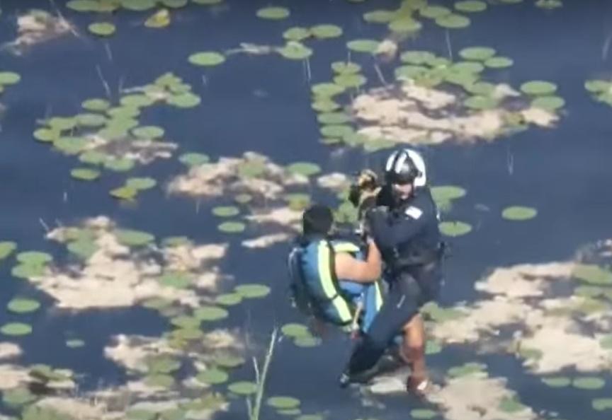 消防人員懸吊在直升機上將受困機師救走。(YouTube)