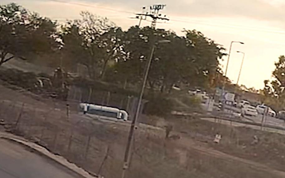 哈馬斯手拿長槍不斷追趕逃竄人群,一名男子被追上後遭擊殺。(X)