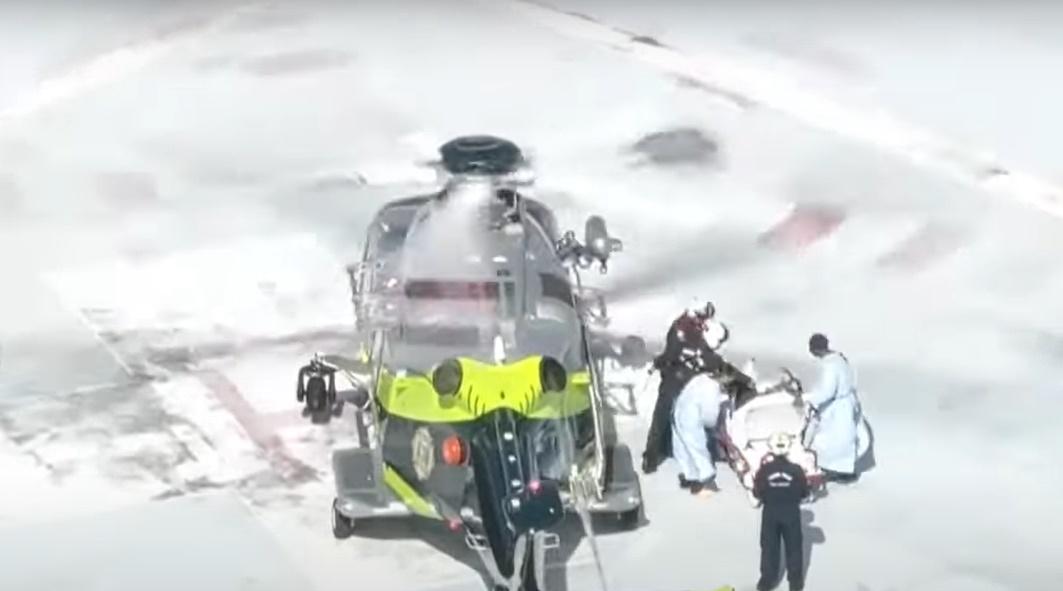 機師由於腿部受傷被帶到當地醫院治療,目前仍在留院中。(YouTube)