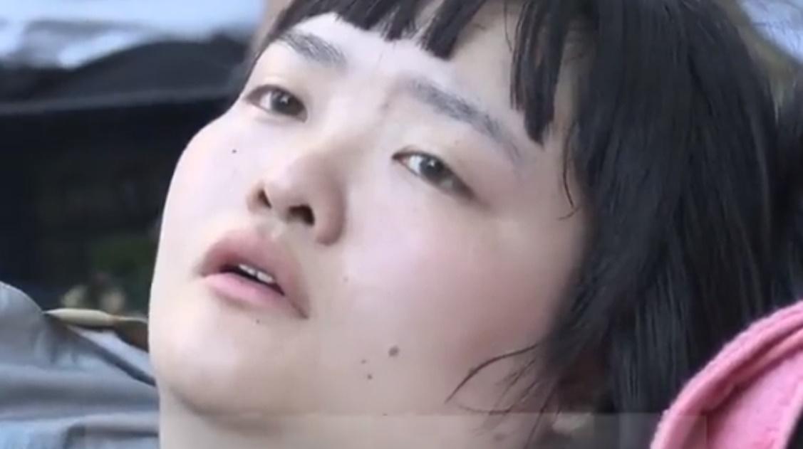 參賽者目無表情地盯著某處,或躺臥、或屈膝、或盤坐,就是為了爭奪「發呆王」的殊榮。(X)