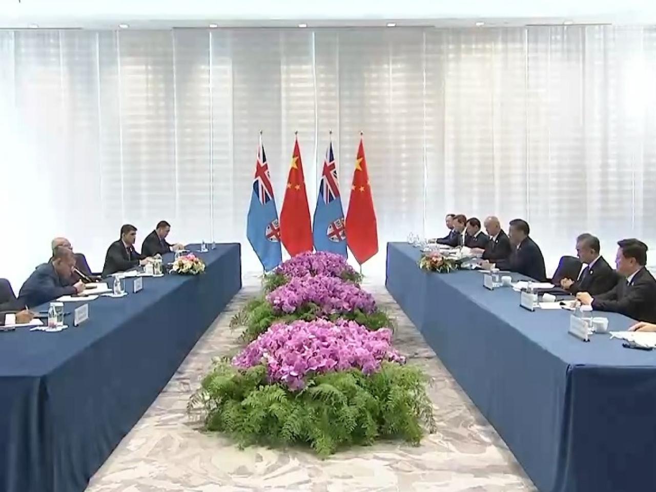 習近平與斐濟總理蘭布卡會晤。(央視新聞)