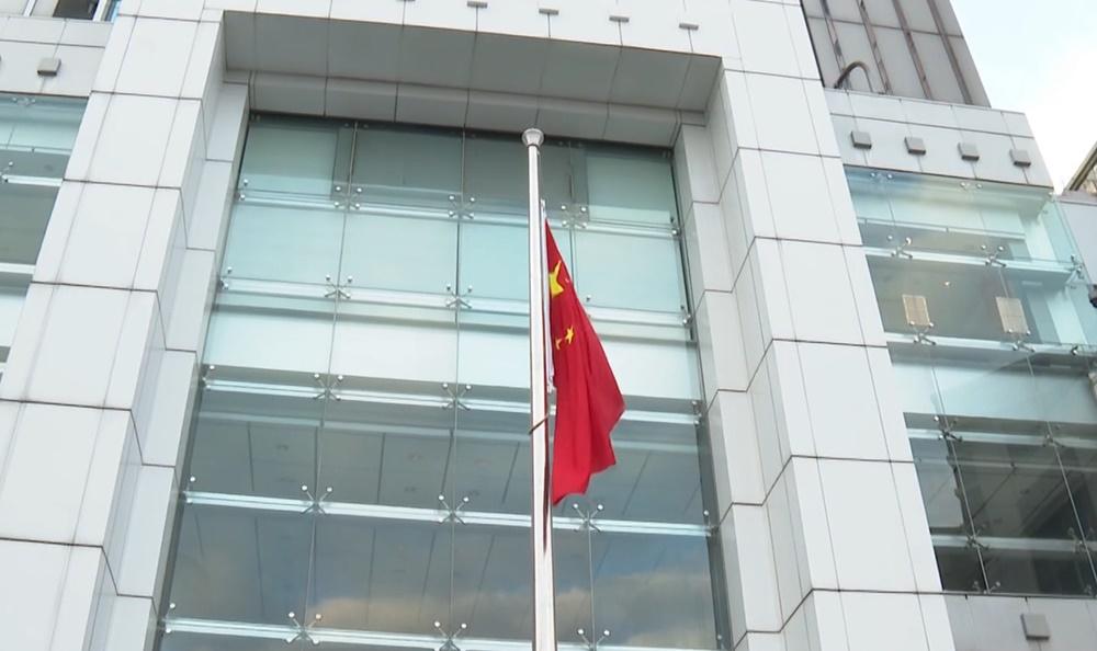 李克強遺體今日北京火化,中聯辦等今早下半旗致哀。(電視截圖)