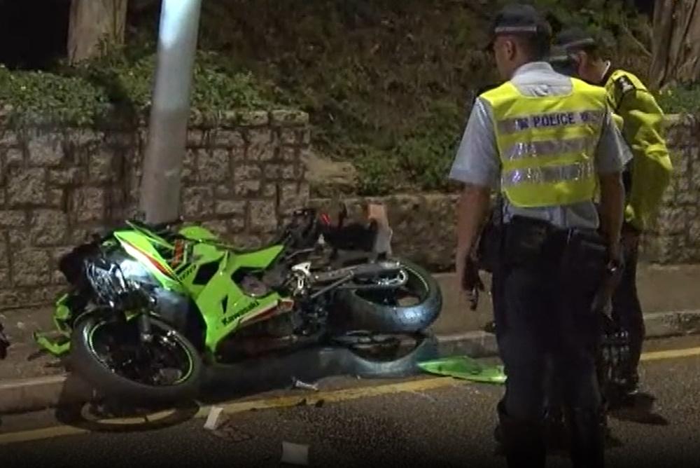 電單車倒在燈柱旁,該燈柱亦被撞歪。(電視截圖)