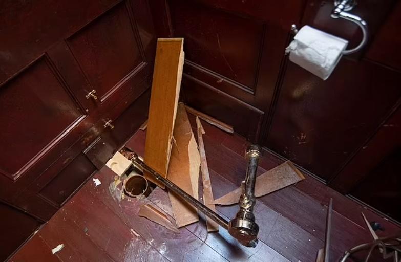 展出不到2日,就遭賊人破門,拆喉兼拆地板,將整個金馬桶偷走。(網上圖片)