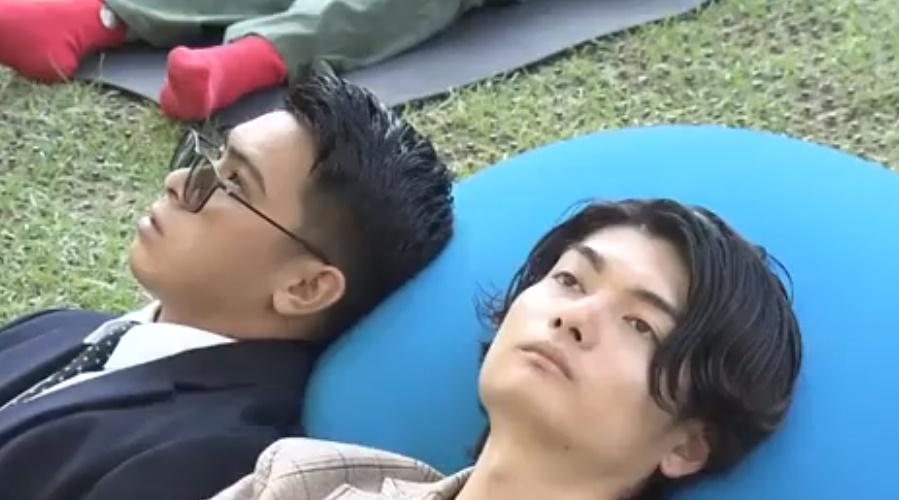 參賽者目無表情地盯著某處,或躺臥、或屈膝、或盤坐,就是為了爭奪「發呆王」的殊榮。(X)