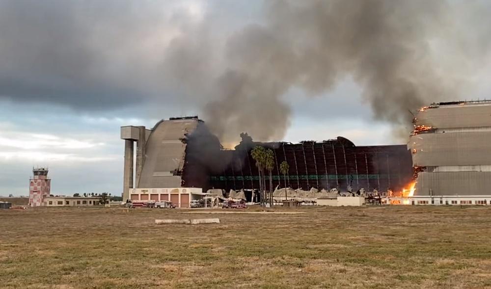 當局出動5輛消防車及70名消防員,並派出直升機協助。(X)