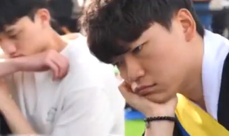 參賽者目無表情地盯著某處,或躺臥、或屈膝、或盤坐,就是為了爭奪「發呆王」的殊榮。(X)