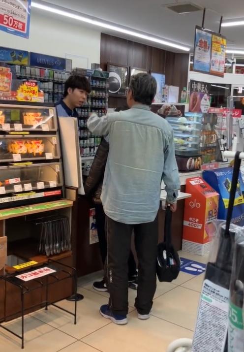 婦人還出腳踢櫃台,非常暴躁。(X)