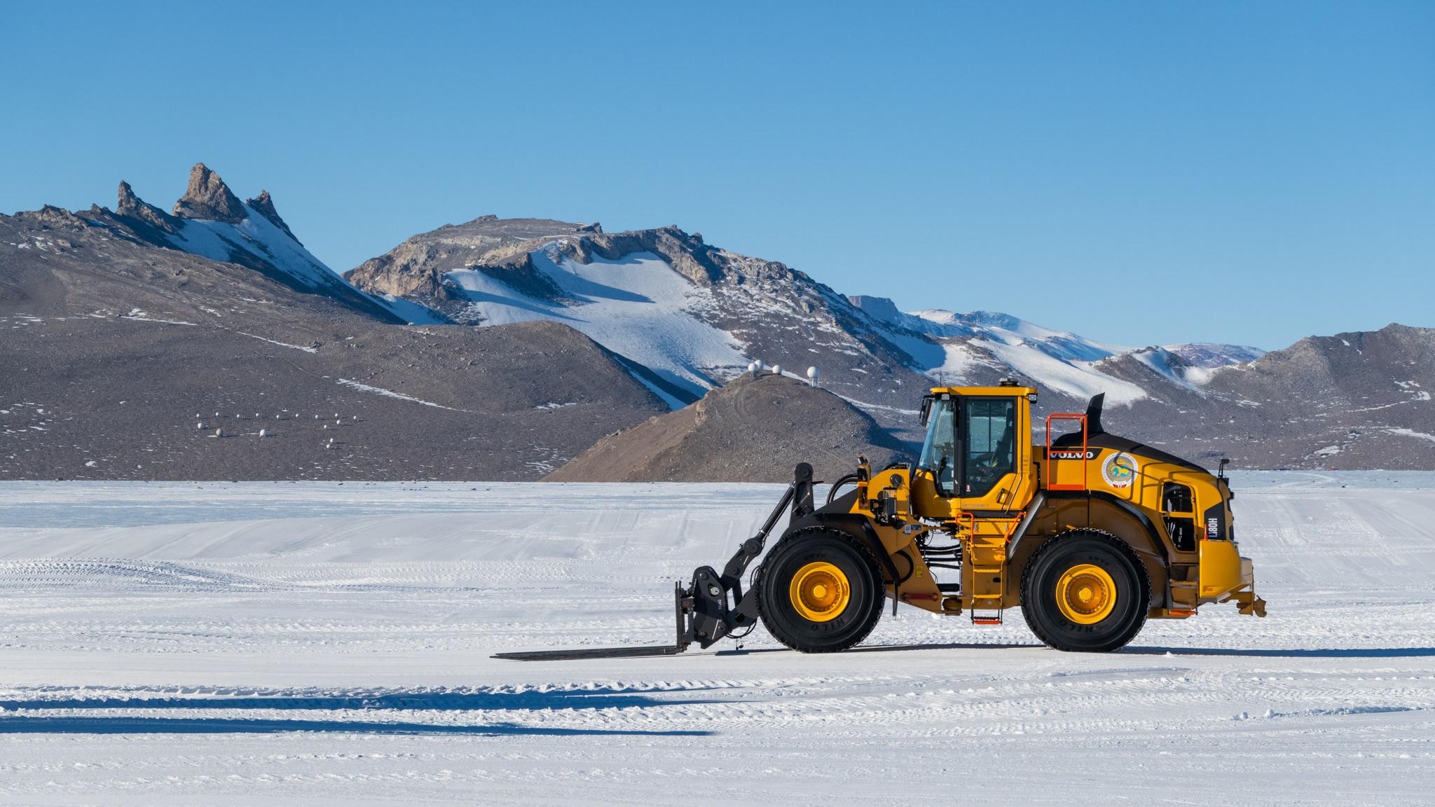 特羅爾機場的跑道長3,000公尺、寬 60 公尺,由冰雪平整而成。(X)